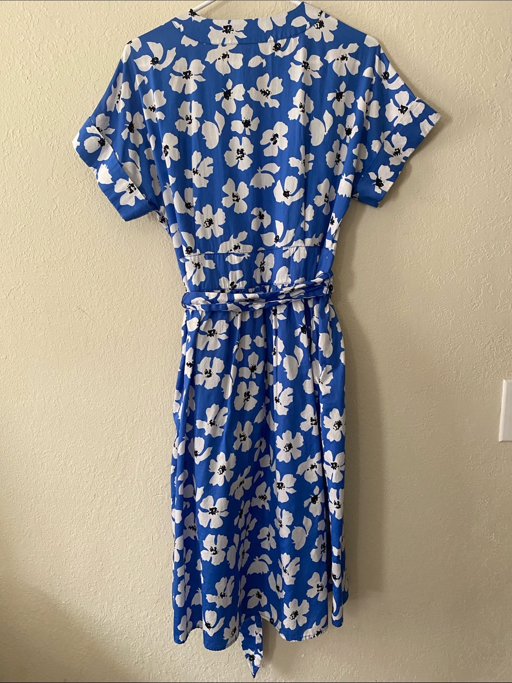 Who What Wear Blue and White Floral Wrap Midi Dress with Pockets - Picture 9 of 14
